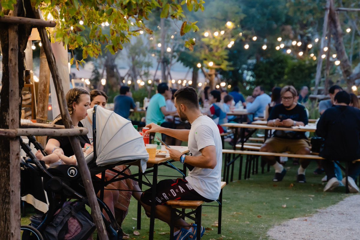Thavisin's tweet photo. ที่ Sansiri Backyard T77 community สุดสัปดาห์นี้คึกคักเป็นพิเศษ มีงาน Mad Face เทศกาลอาหารยอดฮิต ยกขบวนอาหารนานาชาติ มาเสิร์ฟในบรรยากาศสวนสีเขียว ทั้งปิ้งย่าง บาร์บีคิว สตรีทฟู้ด และอาหารที่หากินยากอีกมาก ในธีม 'Summer Food Coma' ใครสนใจมาเที่ยวชมได้ครับ งานจัด 4 โมงเย็น - 4 ทุ่ม https://t.co/YtM8dG0Vol