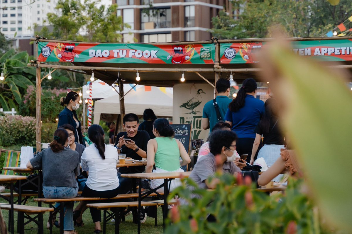 Thavisin's tweet photo. ที่ Sansiri Backyard T77 community สุดสัปดาห์นี้คึกคักเป็นพิเศษ มีงาน Mad Face เทศกาลอาหารยอดฮิต ยกขบวนอาหารนานาชาติ มาเสิร์ฟในบรรยากาศสวนสีเขียว ทั้งปิ้งย่าง บาร์บีคิว สตรีทฟู้ด และอาหารที่หากินยากอีกมาก ในธีม 'Summer Food Coma' ใครสนใจมาเที่ยวชมได้ครับ งานจัด 4 โมงเย็น - 4 ทุ่ม https://t.co/YtM8dG0Vol
