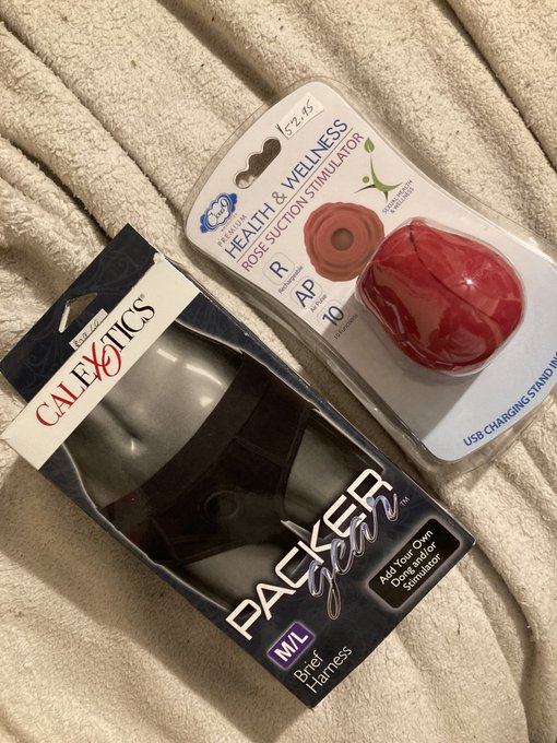 We got new toys to try! @kenzplay1  gonna get wet! #ftm #transftm #toy #sextous #calexotics #rose #rosetoy