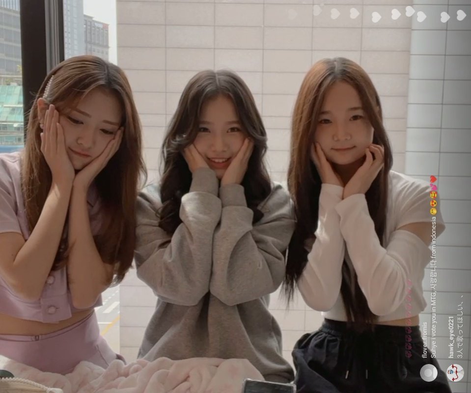 [📸] Fotinhas da Suhye com Gaeun e Miyu na Live de hoje! 

Muito fofas ❤️

#등교전망설임 #방과후설렘 #KIMSUHYE #김수혜 #MyTeenageGirl