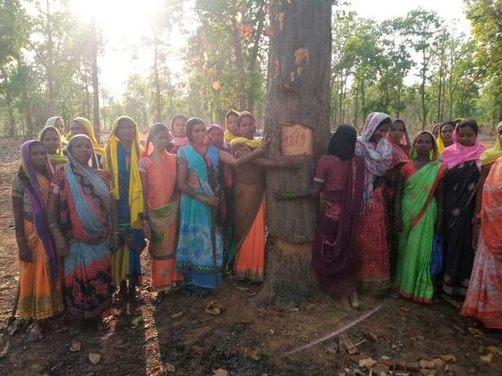 छत्तीसगढ़ की कांग्रेस सरकार ने अडानी के प्रति अपने प्यार का इज़हार करते हुए परसा खदान को मंज़ूरी दे दी है..! अब हसदेव के लाखों पेड़ों को काटा जाएगा..! लेकिन आदिवासियों ने अपने जल, जंगल, ज़मीन, स्वाभिमान एवं अधिकार को बचाने के लिए चिपको आंदोलन शुरू कर दिया है.! 

#savehasdeo