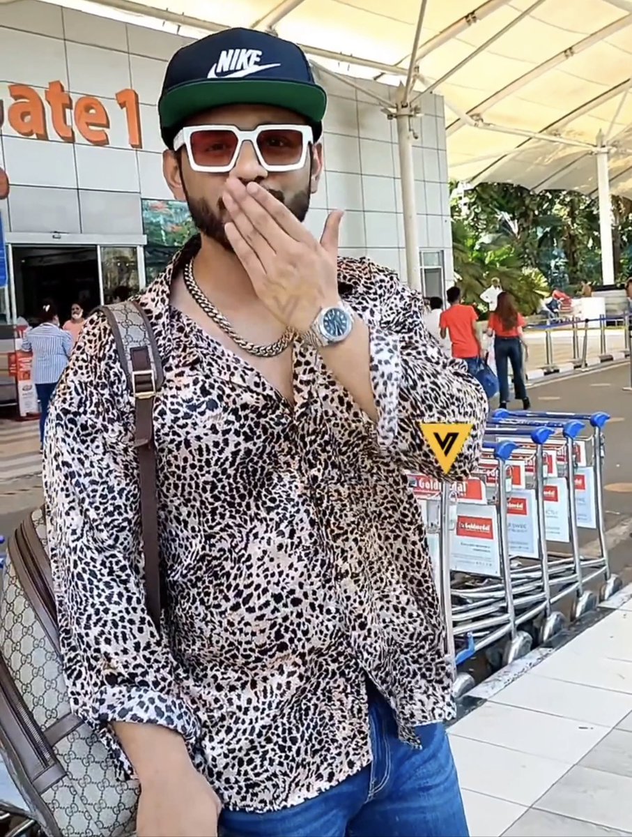 Perfect song in the background 🔥 
Rahul at the Airport this morning.

Viral Bhayani’s latest post on Instagram:

instagram.com/reel/Ccrlh8sqR…

#RahulVaidya #RKVians #MostWantedMunda