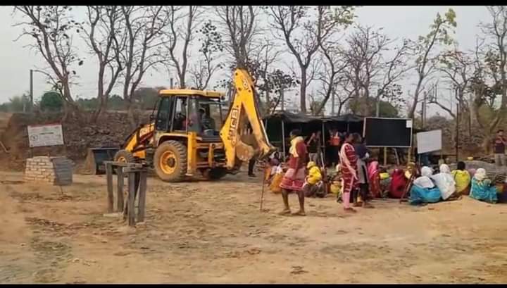 एक बुलडोजर छत्तीसगढ़ में भी चल रहा है। महत्वपूर्ण ये है कि चलाने वाली सरकार कांग्रेस की भूपेश सरकार है। यह बुलडोजर हसदेव के जंगलों एवं आदिवासी समुदाय पर चल रहा है और जिसके लिए चलाया जा रहा है, वो वह एशिया का सबसे अमीर व्यक्ति गौतम अडानी है..! #savehasdeo <a href="/TribalArmy/">Tribal Army</a> <a href="/HansrajMeena/">Hansraj Meena</a>