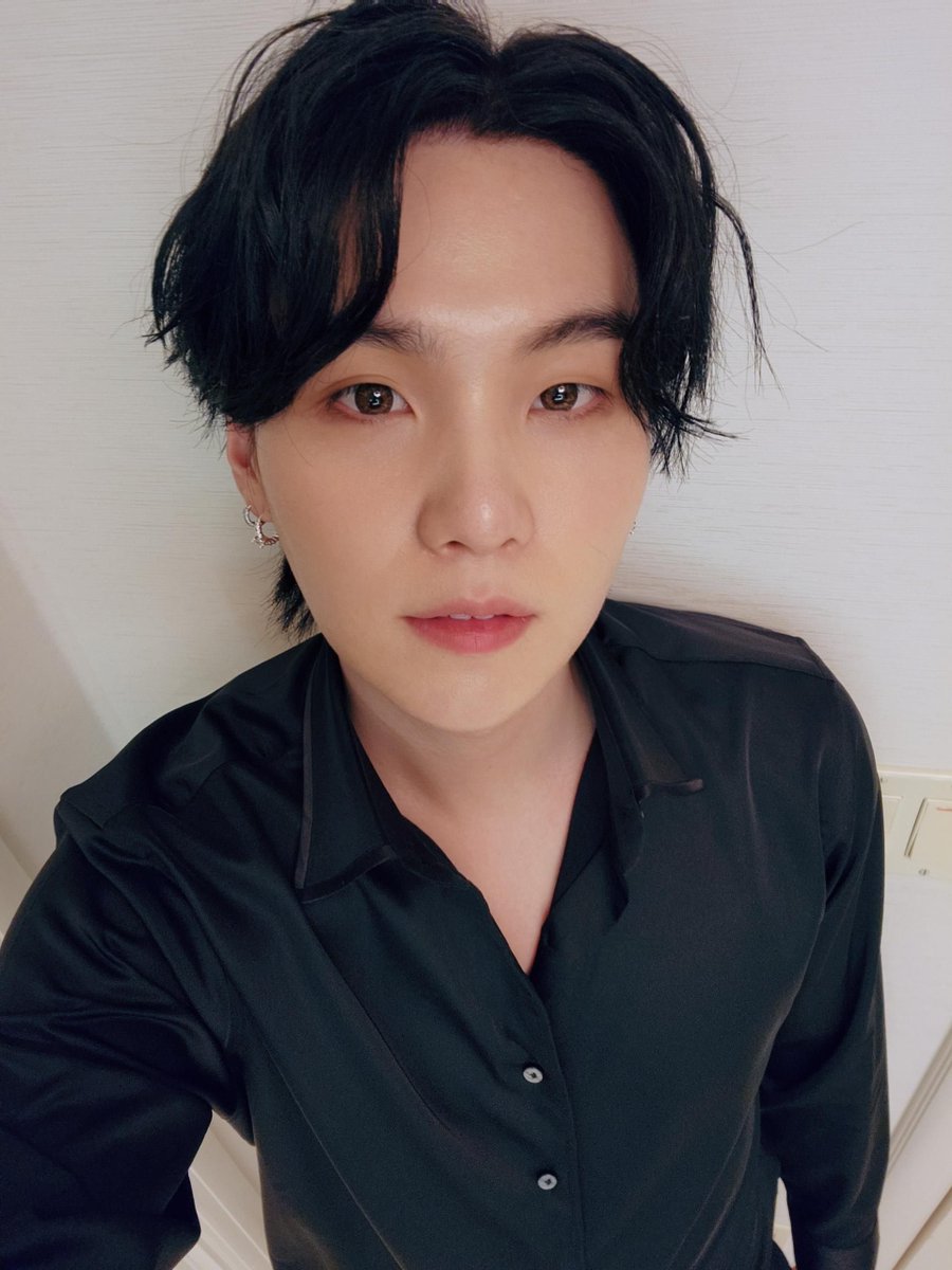 setiogi's tweet photo. This might be my booster shot speaking… but I will sue you, @BTS_twt Min Yoongi!💜
It’s not even 07h30 CEST yet. On Satur.
#BTS #방탄소년단 #SUGA #슈가 #ForeverADangerousMan #영원히위험한남자 #WillSueMinYoongi #민윤기를고소합니다 #WillFileAComplaintTodayToo #오늘도고소장쓴다 https://t.co/rQMjo2H5iW