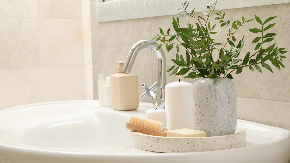 Today's agenda = cleaning the bathrooms 🧽. This task should be done every week and sponges should be cleaned or replaced every 2-3 weeks. 

If you find cleaning sprays overly harsh try using vinegar or liquid dish soap to give your bathroom a clean sparkle.