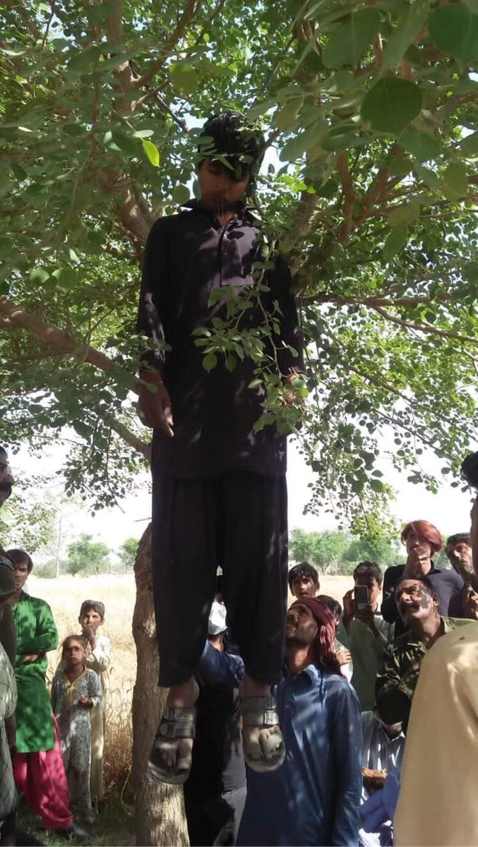 khubaibzafar8's tweet photo. مظفرگڑھ کے علاقے علی پور میں سفاکیت کی انتہا 14 سالہ طالب علم روزے کی حالت میں جاگیردار نے مبینہ طور پر بکری کھیت میں داخل ہونے پر گلے میں  پھندا ڈال کر درخت سے لٹکا کر قتل کر دیا۔

میرے دیس کے منصف جاگ رہے ہو ناں؟ رات نہیں دن کے گیارہ بج رہے ہیں https://t.co/TO8bpTQrrX