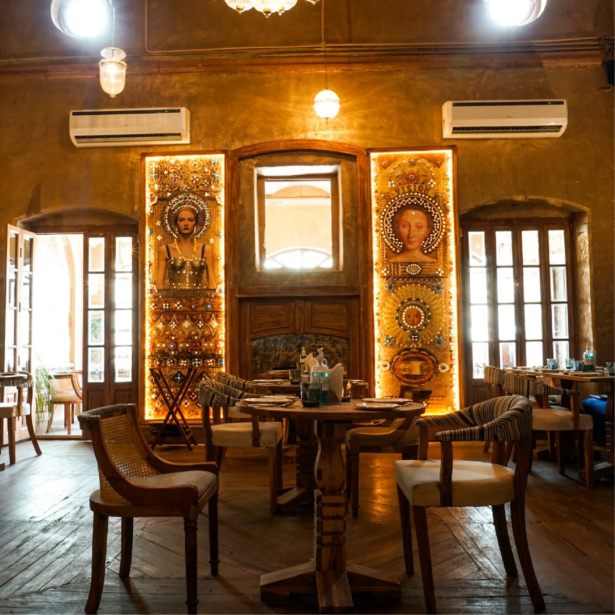 LucknowTanatan's tweet photo. The perfect spot for a date night with your special one!
Tanatan is all about royal interiors and great hospitality.
Have you made your reservations yet?

Timings: 12PM- 12AM
📞 : +91 9619325945 / +91 91368 65660 https://t.co/MKewxknFrP