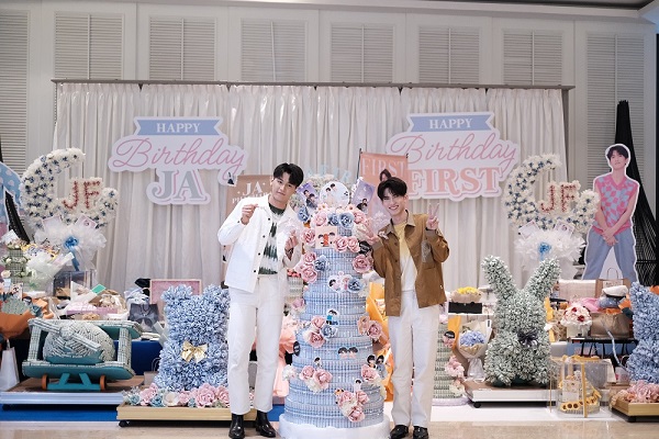 StarzabThailand's tweet photo. เต็มอิ่มไปด้วยรอยยิ้มแห่งความสุข กับงาน JaFirst Birthday Fansign ครั้งแรกของ 2 หนุ่ม “จา พชร” – “เฟริสท์ ฉลองรัฐ “ https://t.co/AqCALBZL5X
#JaFirstBirthdayFansign #JaFirst #จาพชร #เฟริสท์ฉลองรัฐ #ด้อมจิ๋ว #TeddyJa #รักแรกของเฟริสท์ https://t.co/l02V6af2bC