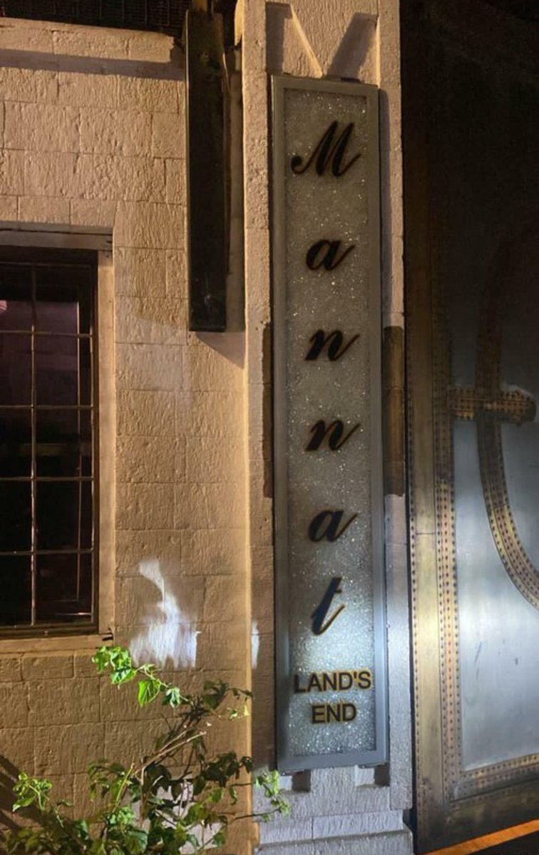 BrijwaSRKman's tweet photo. Changing of Name-plate of his house becomes a national topic too 🙈 @iamsrk 

#Mannat royally trending in India! https://t.co/URExDjwSjs