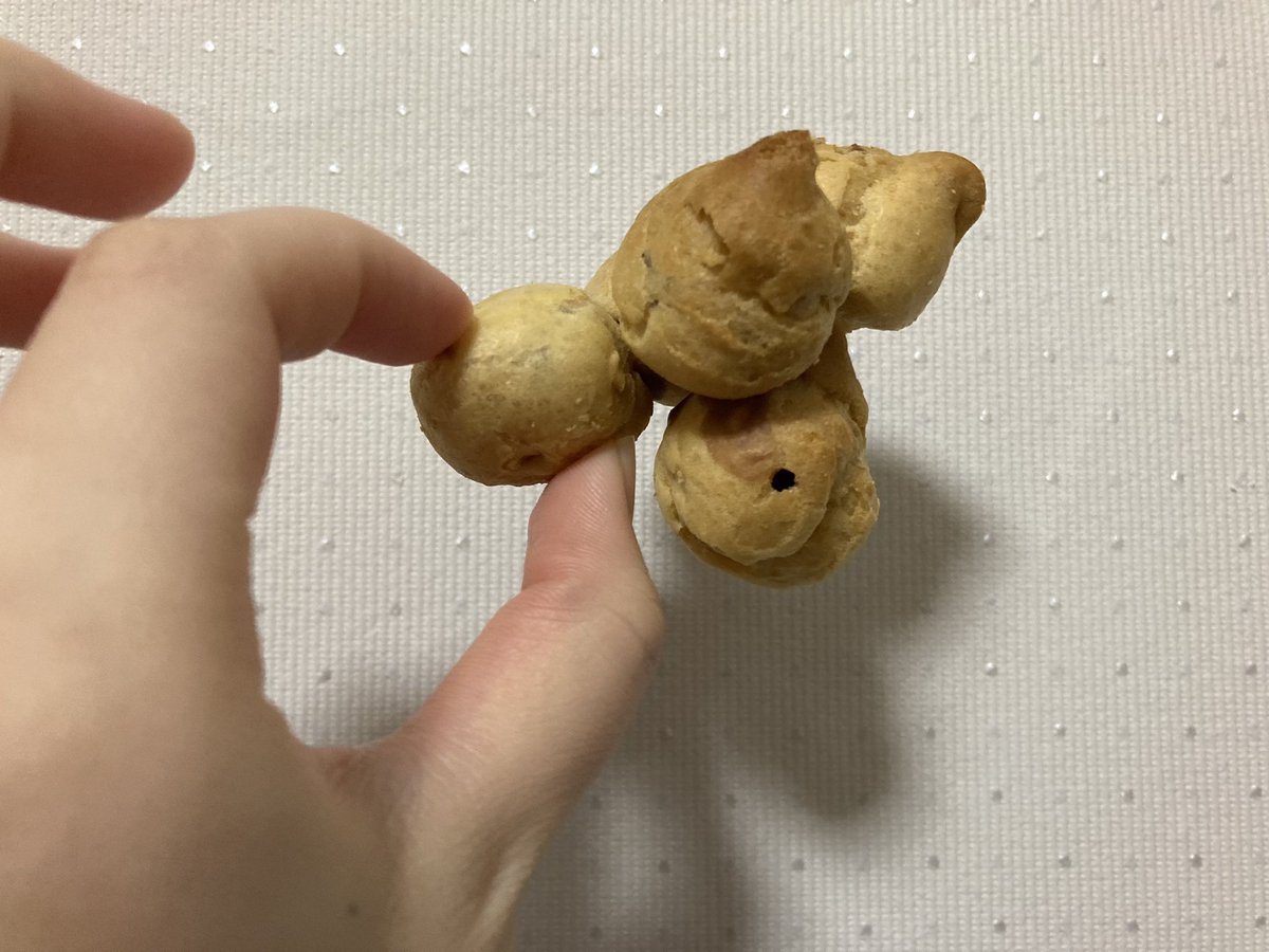 taiwanpot's tweet photo. すっごいくっついてる義美小泡芙😂 https://t.co/dLIlKgPUbg