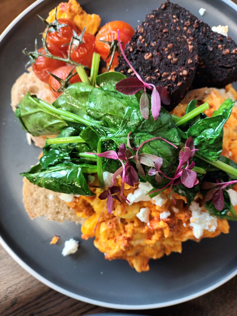 Doors open, breakfast is on 🙌