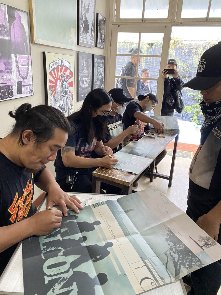 GrimlocBDG's tweet photo. Balcony Signing session https://t.co/wbVKKGiPvK