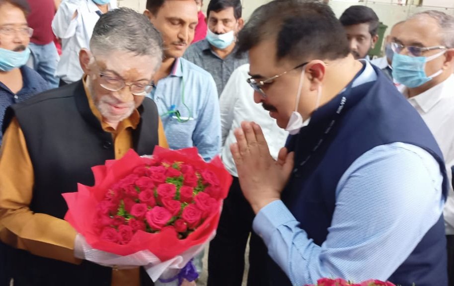 RINL_VSP's tweet photo. HEARTY WELCOME SIR 🙏! Shri Santosh Kumar Gangwar , Chairperson of 'Committee on Public Undertaking #COPU and Other Distinguished Committee members received by Shri Atul Bhatt, CMD# RINL on their arrival for Study Visit to Visakhapatnam. @LokSabhaSectt https://t.co/CTCO8wniz7