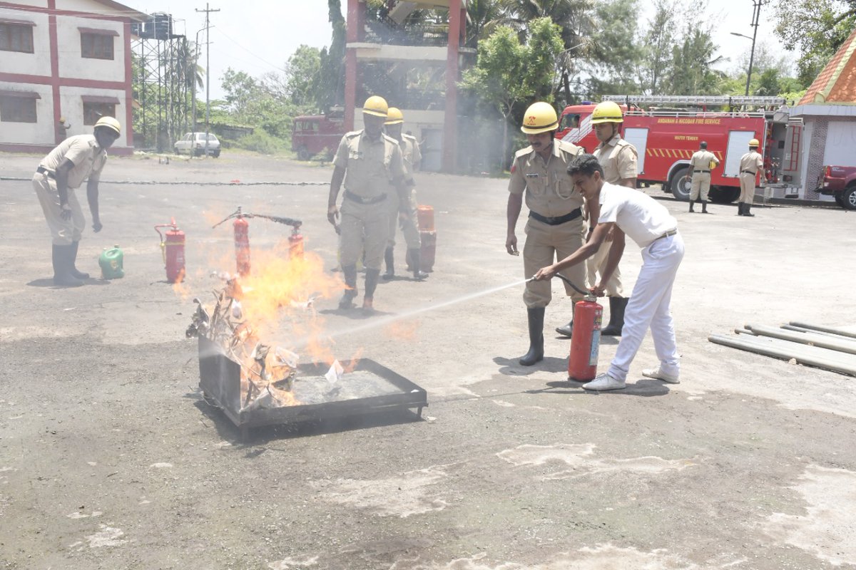 jitendra_narain's tweet photo. #FireServiceWeek2022 #Concluding || Tour cum Awareness along with demonstration for school children from various Schools of Port Blair. Approx. 60 students participated.
#AzadiKaAmritMahotsav
@MediaRN_ANI 
@DGPANIslands  
@Andaman_Admin https://t.co/noxs2gfx4K