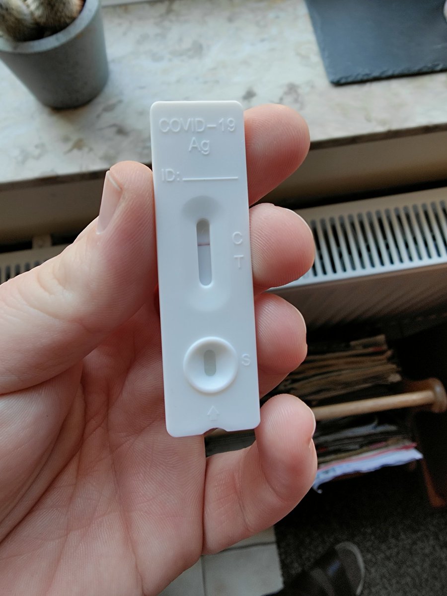 Tag 5 und letzter Tag: der Test zeigt wieder ein Strich. Somit habe ich mich frei getestet. Nachher geht's noch ins Testzentrum Haßloch, damit ich zertifiziert erinstrichig bin 😎😁
Das einzige: seit gestern rieche ich absolut nichts mehr... #COVID19 #notfallsanitäter #negativ