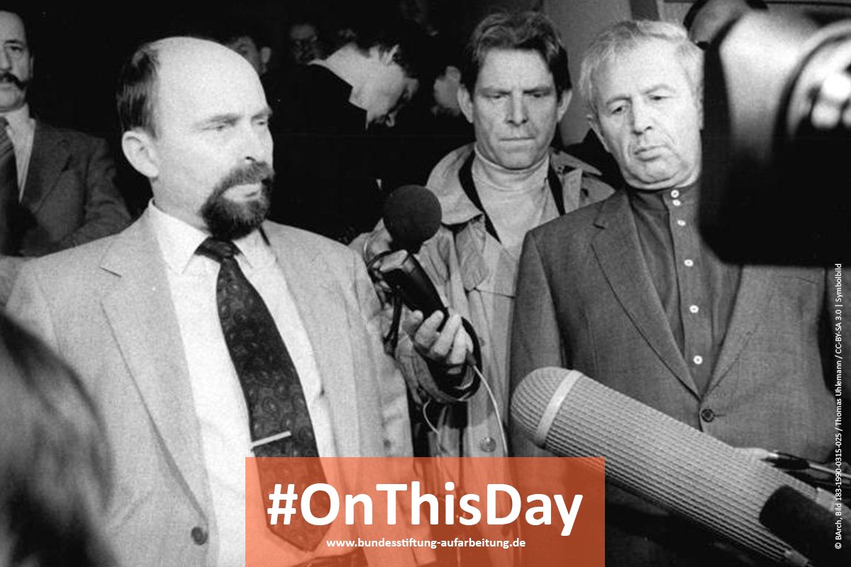 BAufarbeitung's tweet photo. #OnThisDay 1992: Der Vorsitzende der Enquete-Kommission zu Aufarbeitung der #SEDDiktatur #Eppelmann erklärt, ihr Thema sei nicht das Spektakuläre, es gehe vielmehr um die alltäglichen Repressionsbedingungen d. Menschen unter der #Diktatur.
Weitere #OTD -> https://t.co/a1I9uHhnIB https://t.co/RODdmPv5qw