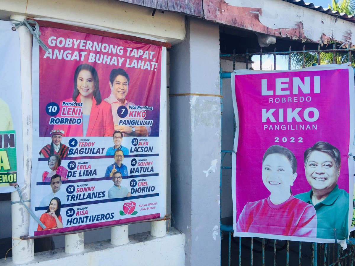 ellabtera's tweet photo. nasa tamang pamilya talaga ako <3. hindi namin inimpluwensyahan mga magulang namin, sapagkat sarili din nilang desisyon na suportahan ang #TeamAngat β¨
ps. kulang yung senators sa tarp π
#KulayRosasAngBukas #IpanloNa10ToParaSaLahat #LeniForPresident2022 #LeniKikoAllTheWay https://t.co/r2gi9wAGFS