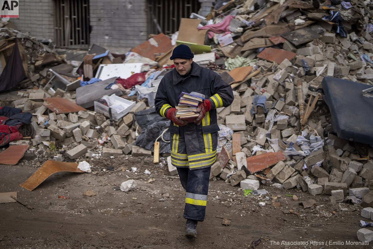 Un bombero Ukraniano rescata libros de un edificio bombardeado y destruido por la aviación Rusa en Chernihiv el 23 de Abril de 2022. Feliz dia del Libro, feliz dia de Sant Jordi. #santjordi #santjordi2022