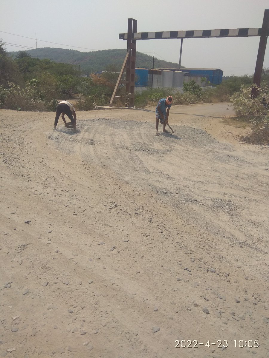 HaridaspurC's tweet photo. @srdeegkur @AshwiniVaishnaw @DRMKhurdaRoad ଧନ୍ୟବାଦ @DRMKhurdaRoad ଙ୍କୁ ଓ ଅନ୍ୟାନ୍ୟ ଅଧିକାରୀ ଙ୍କୁ ଯାହାକି ବର୍ଷା ଦିନ ପୂର୍ବରୁ ଉପରୋକ୍ତ ରାସ୍ତା ର ମରାମତି କରି ଅତିଶୀଘ୍ର ପିଚୁ ପଡିବ ବୋଲି ସେଠାରେ କାମ କରୁଥିବା କର୍ମଚାରୀ ଙ୍କ ଠାରୁ ଜାଣିବାକୁ ପାଇଲୁ
@AshwiniVaishnaw https://t.co/4b7gaHcJhj