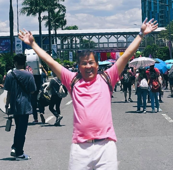 Randibutternub's tweet photo. May nauna na po sa venue 🥲

Natuwa lang ako sa pic ni Sir Jesse kaya inedit ko. Siguro tuwang-tuwa sya sa mga celebrations ngayon.

Pigil iyak for today's videyoooow 
📸: CTTO
@lenirobredo @aikarobredo @jpgrobredo @jillrobredo 
#HBDPresidentLeni 
#PasayIsPink 
#NCRSOUTHisPink https://t.co/9yv1oOoLt5