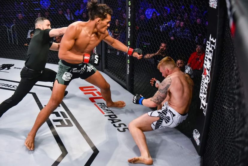LFAfighting's tweet photo. #LFA130 Results: #BillyElekana def. Kohlman Scribner via TKO (Strikes) at 3:02 of Round 1.
@Drink9mm
@ShellsDotCom
@RealChefRush
@BetOnline_AG
@WWP
@NeuroTrackerCSi
@HowlerHead
@4BearsCasino
@UFCFightPass https://t.co/ePoreheMPi