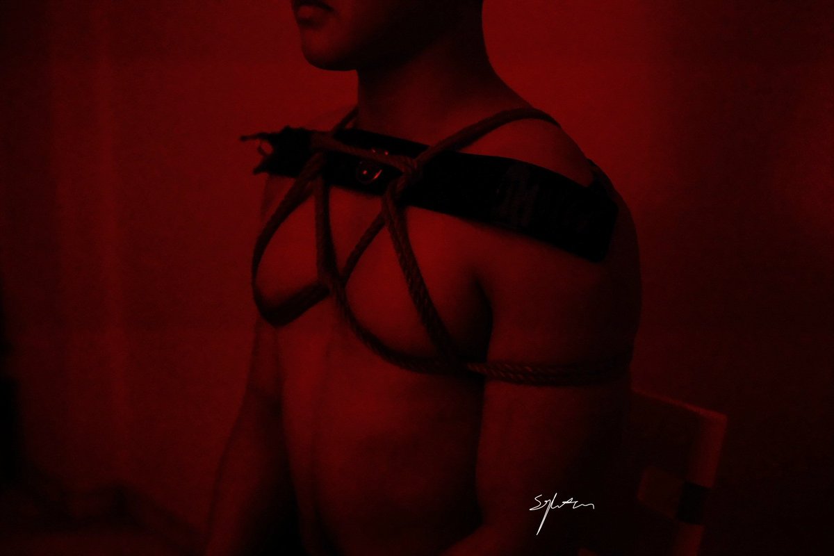 sgBdsm's tweet photo. His tight body sure looks good in red. Good time for a mental release after his Finals. https://t.co/Vs0zy8F8Bg