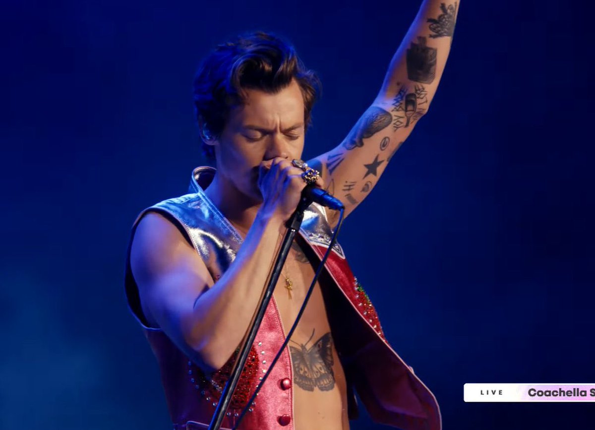 harryshouse20's tweet photo. Harry Styles with HS written on his pants ✨
#Coachella2022 #HARRYCHELLA #HarryStyles https://t.co/LX07A3OhRs