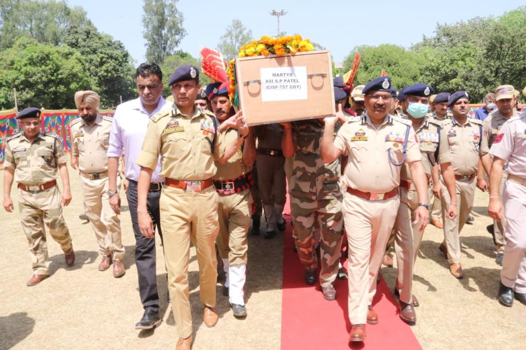 CISFHQrs's tweet photo. Etched in Memories: We salute the bravery and unflinching courage.
Wreath laying  ceremony of CISF #Braveheart ASI SP Patel who laid down his life fighting valiantly  against terrorists in Jammu held @ District Police Lines, Jammu.
@HMOIndia
@BharatKeVeer https://t.co/bAqEIiIqLg