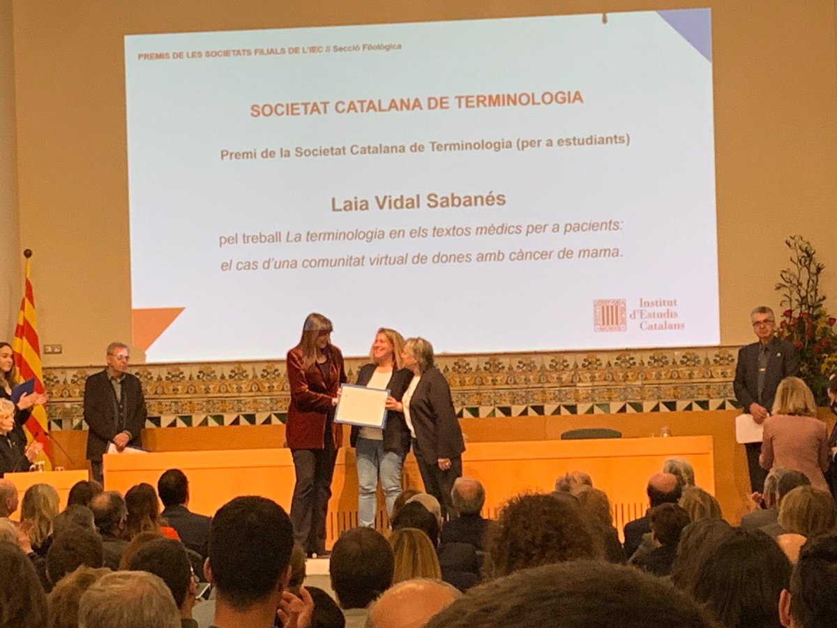 scaterm's tweet photo. Premi de la Societat Catalana de Terminologia per a estudiants al treball “La terminologia en els textos mèdics per a pacients: el cas d’una comunitat virtual de dones amb càncer de mama” de Laia Vidal Sabanés. L’enhorabona i bona diada a tothom! 🌹 https://t.co/sMXPpf7oC3