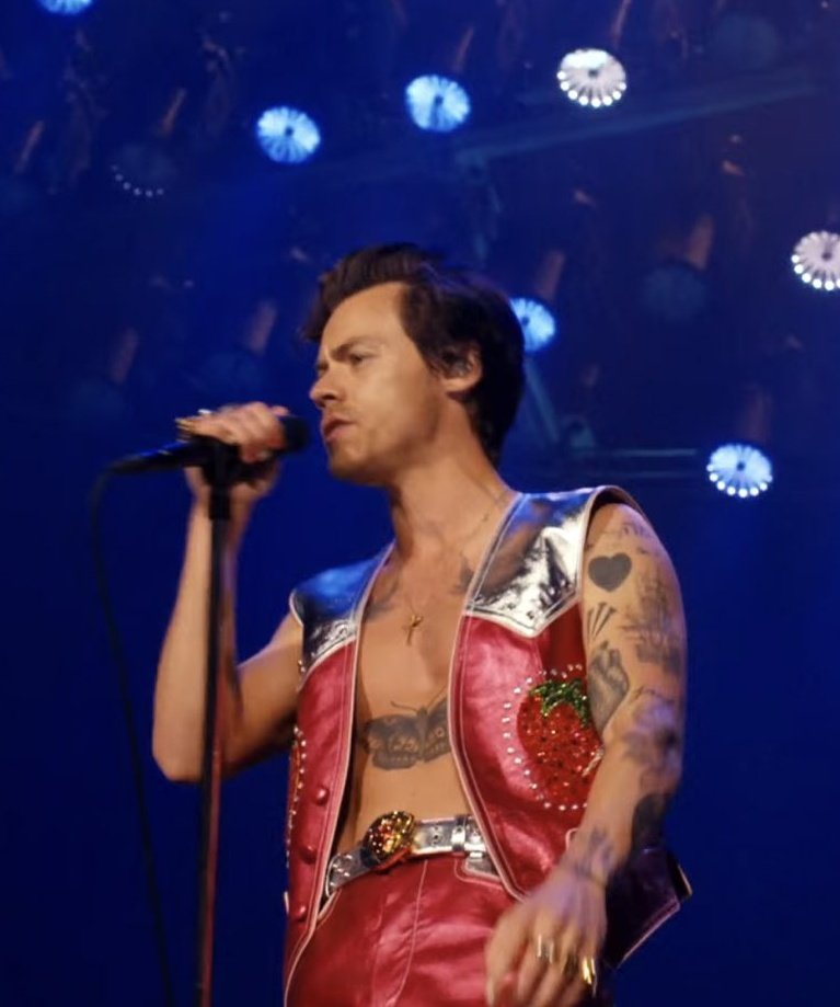 fitflouisst's tweet photo. ABRO HILO DE FOTOS/VIDEOS DE HARRY STYLES DURANTE SU SEGUNDA PRESENTACIÓN EN COACHELLA 💗 RT PARA SALVAR VIDAS https://t.co/4o1q7bbHo8