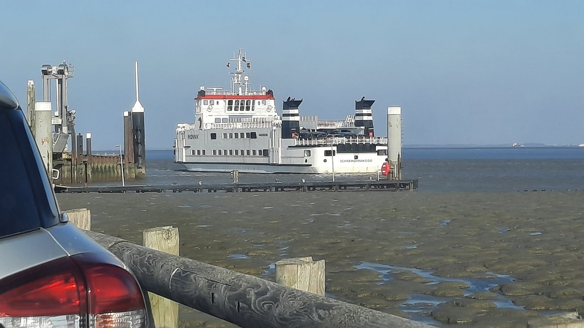 De Monnik heeft moeite met aanmeren. Kwartiertje bezig.
#Holwerd