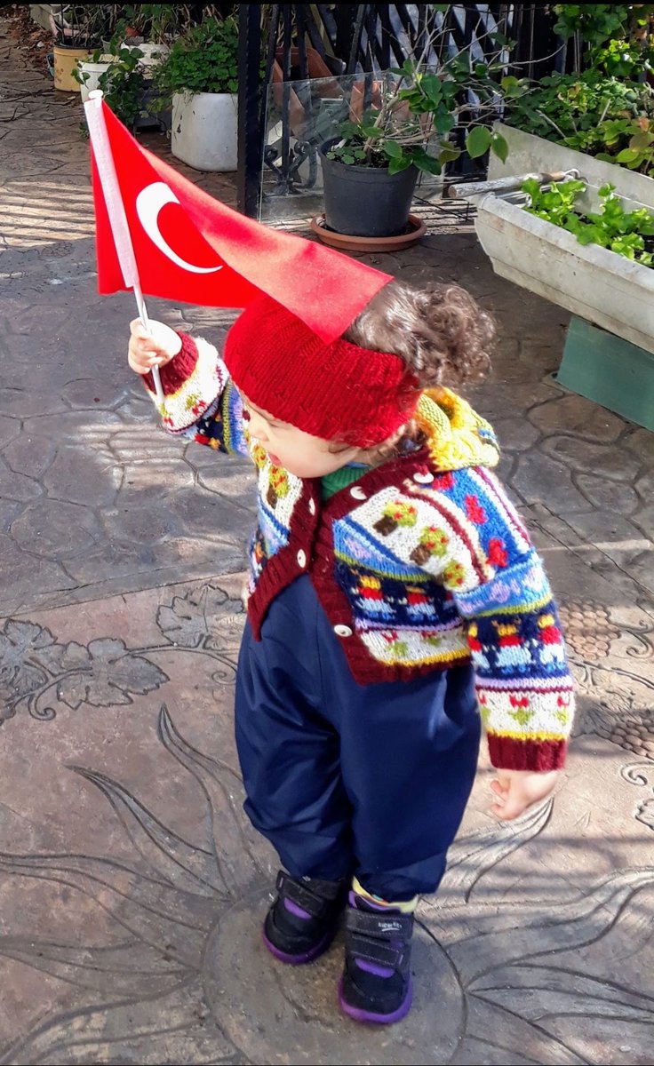CoskunCoskusen's tweet photo. Bu bayram ; 
büyükler egemenliğin değerini unutursa,
içlerindeki yapmacıksız neşe,
yüzlerindeki masum gülüş,
yüreklerindeki sevinç 
onlara anlamını hatırlatsın diye
çocuklara armağan...
Kutlu olsun...🍀 https://t.co/4ZqeHZkGiz