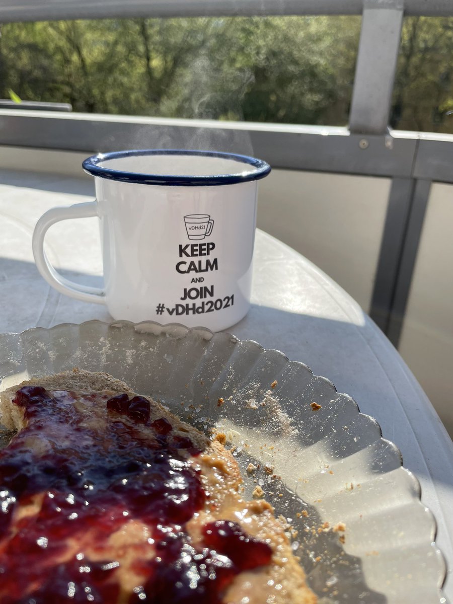 Frühstück am Balkon in der Sonne. Nicht nur mit Marmeladenbrot, sondern auch @dh_mug Kaffee #DHInAMug