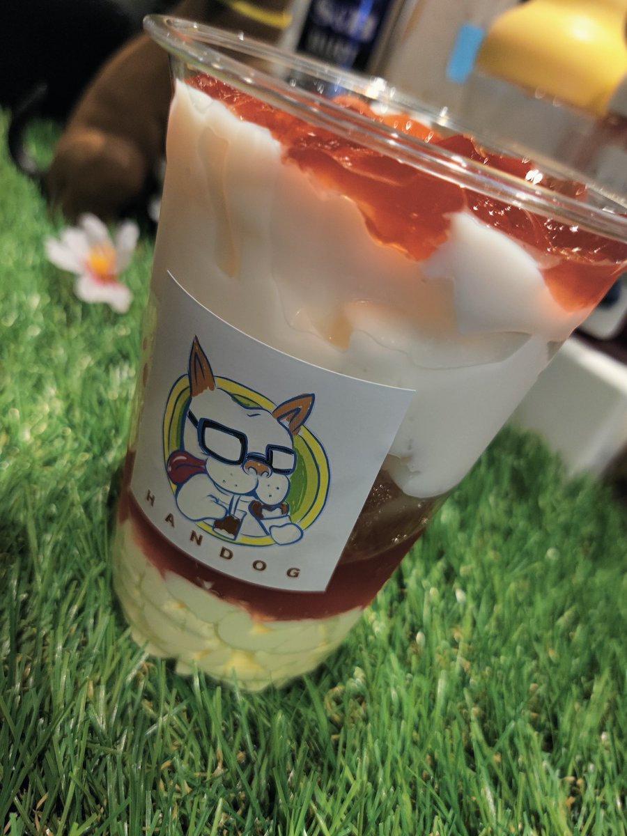 wemanon's tweet photo. #HANDOG で食べるドリンクいちご杏仁を。これは確かに食べるドリンク〜見た目もきれいでかなり良いです。 https://t.co/Oaabx1HrbC