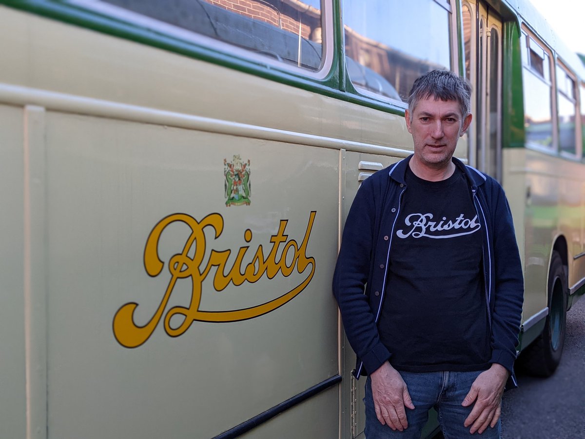 🙌  Looks like we're in for more t-shirt weather. A cardi may be necessary. Wear one of ours in style with the classic Bristol Scroll. 
#TheBristolShop #Bristol #BristolScroll #IloveBristol #BristolTshirt #Bristolian #IloveBristol #BristolFashion #Bristolmodel #Bristolmod