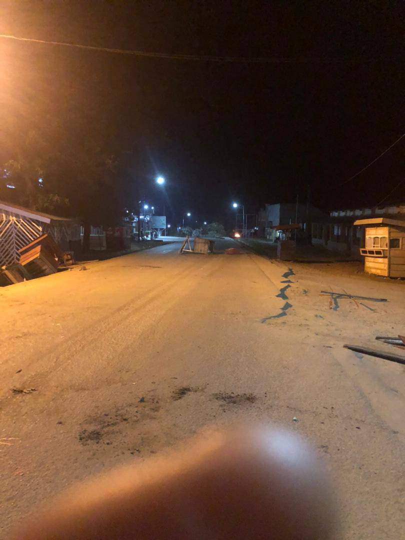 kiro_merveilles's tweet photo. #Beni: un hoe, tenancier ds une cabine mobile money à été tué par hoe en armes hier soir à ds le quartier #Boikene. En colère, less habitants de Masiani et Boikene ont barricadé la route la même soirée. Ils pointent du doigts, des militaires du coin n’appartenant à aucune unité. https://t.co/oCHT93NGWj