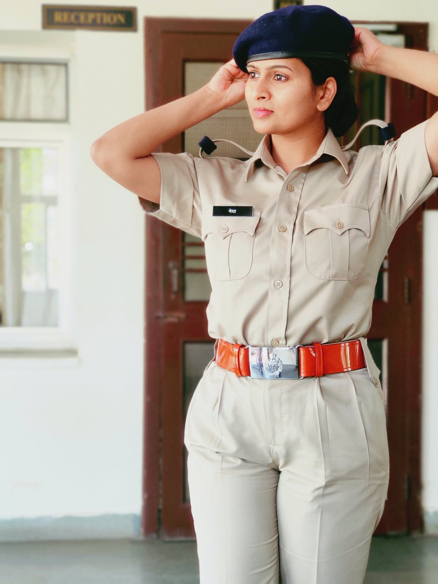 MeghaaGoyal's tweet photo. सबसे बेहतर रंग की तलाश थी महफ़िल में,
हमने खाकी बता के समां बांध दिया...!!

#CopLady https://t.co/K8l4T8eUZq