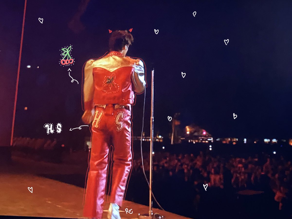 HSLTartist's tweet photo. harry styles outfit at #HARRYCHELLA #Coachella2022 https://t.co/q4jPzyGFrs