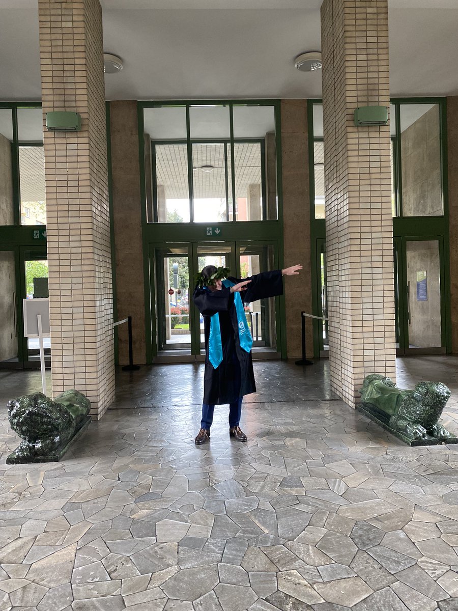 RadicalFed's tweet photo. Dub tra i leoni se ti laurei in #bocconi https://t.co/fIeRLEd7zY