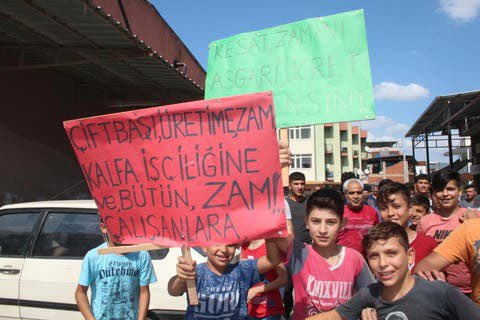 ErcmentAkdeniz's tweet photo. Biri sanayi devriminde çocuk işçiler…
Diğeri 21. yüzyıl Türkiye’sinde saya tezgahında uyuyakalan çocuk işçiler…
Çocuklara bayram esas kapitalist barbarlık son bulduğunda gelecek. 
#23NisanKutluOlsun https://t.co/CJb5c2V7BA