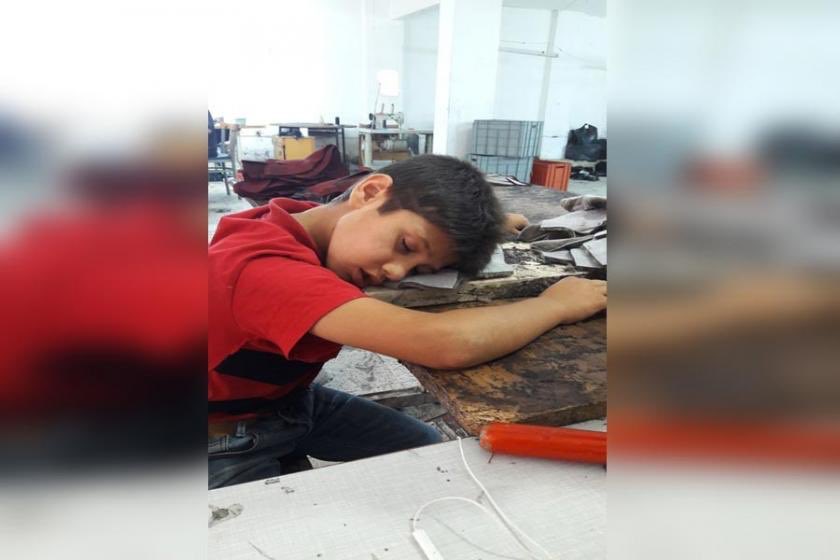 ErcmentAkdeniz's tweet photo. Biri sanayi devriminde çocuk işçiler…
Diğeri 21. yüzyıl Türkiye’sinde saya tezgahında uyuyakalan çocuk işçiler…
Çocuklara bayram esas kapitalist barbarlık son bulduğunda gelecek. 
#23NisanKutluOlsun https://t.co/CJb5c2V7BA