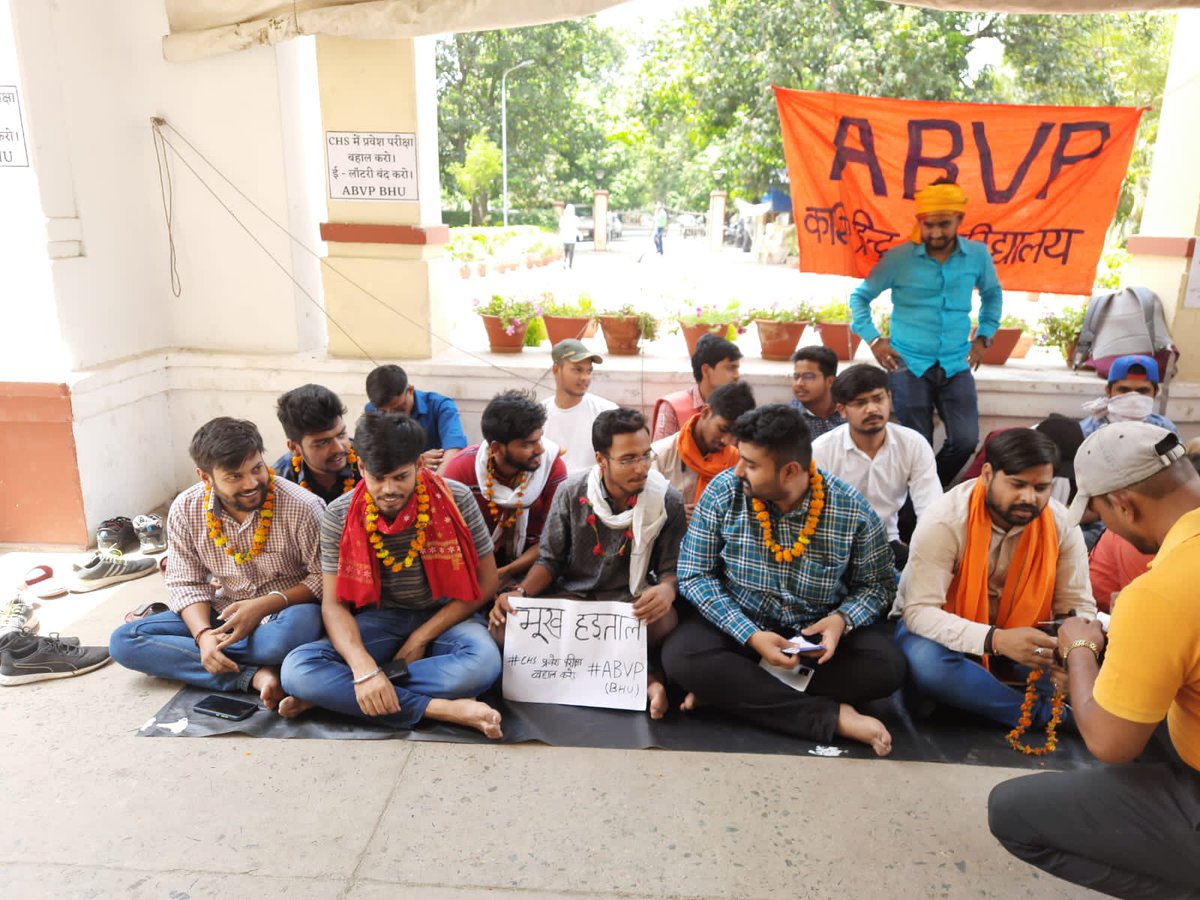 abvp_bhu's tweet photo. सेंट्रल हिन्दू स्कूल में ई-लॉटरी एवं मेरिट आधारित प्रवेश के विरुद्ध केंद्रीय कार्यालय पर 'भूख हड़ताल'।
#SaveCHS
#BringBackSET https://t.co/0hTzegePqr