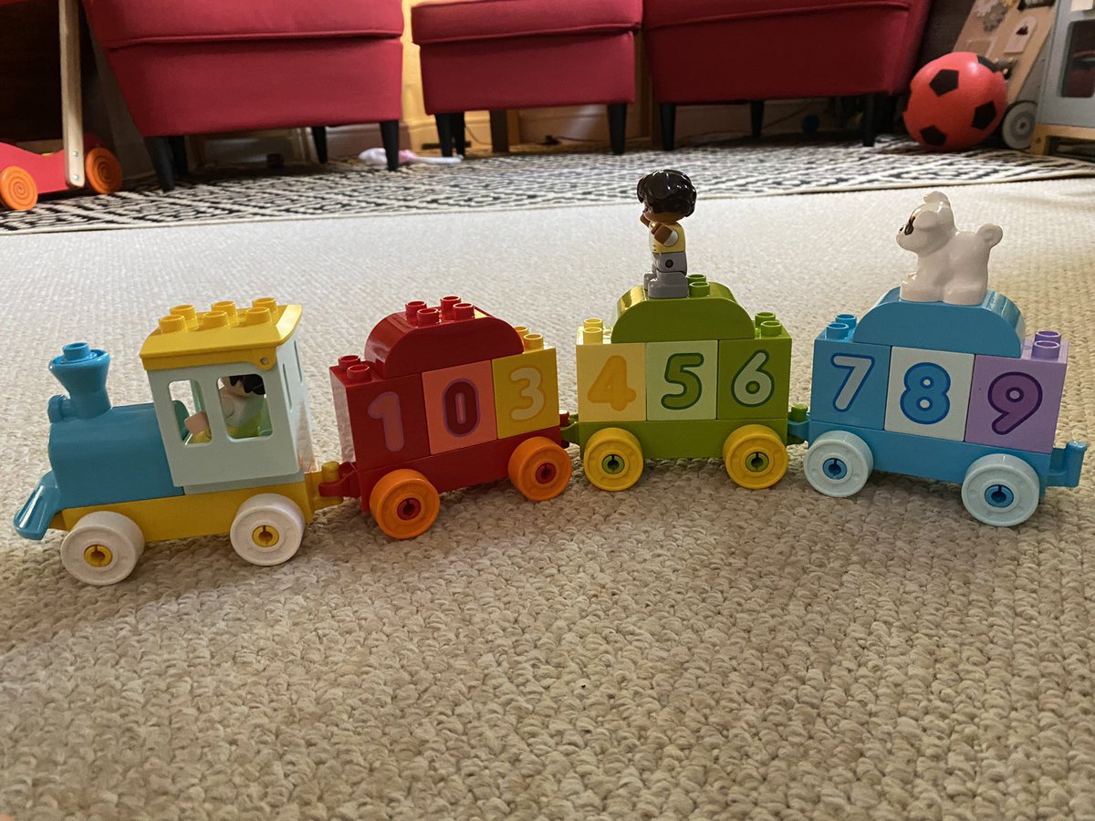 Voneron's tweet photo. Hey @LEGO_Group, is there something wrong with my (daughter’s) Duplo set?! 🤔 https://t.co/2Wnzk864lA