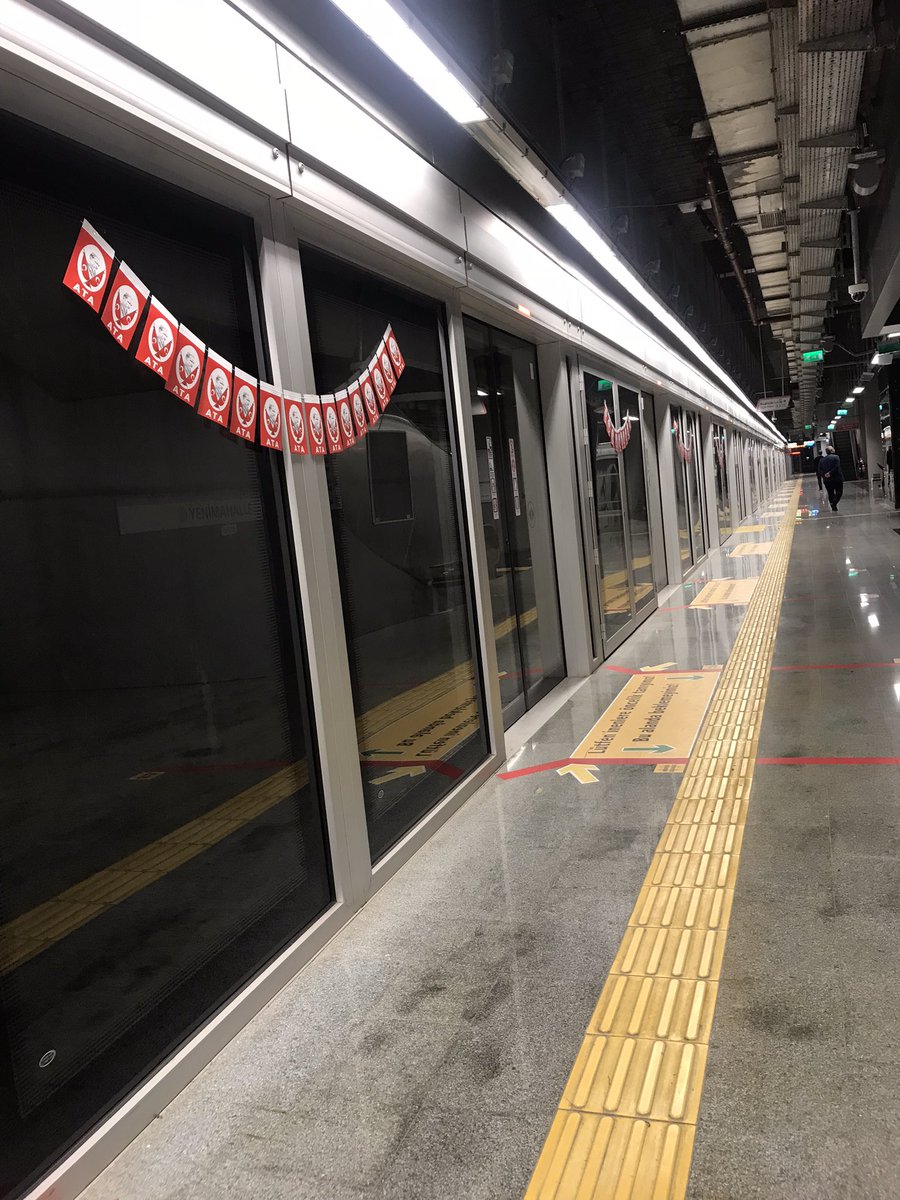 Hayır sen metrosun bizi bu kadar mutlu edemezsin🇹🇷🇹🇷🇹🇷   kutlu olsun #23nisan