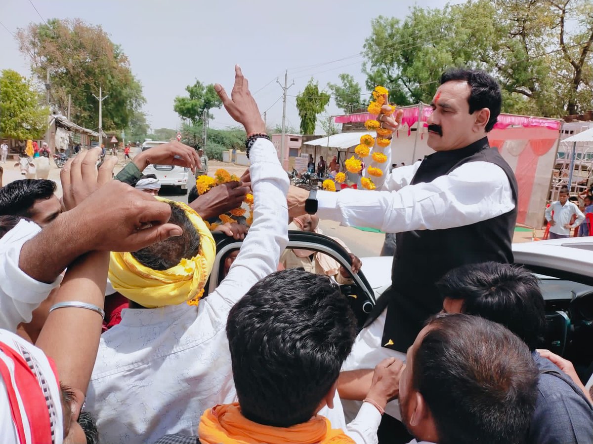 drnarottammisra's tweet photo. #दतिया के झाड़िया गांव में आत्मीय स्वागत के लिए ग्रामीणों व स्थानीय भाजपा कार्यकर्ताओं का हृदय से आभार।
#Datia https://t.co/mf7jPucetB