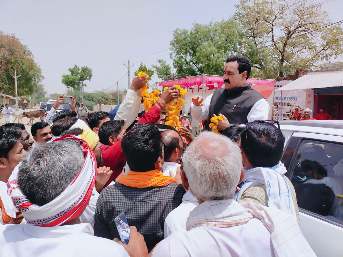 drnarottammisra's tweet photo. #दतिया के झाड़िया गांव में आत्मीय स्वागत के लिए ग्रामीणों व स्थानीय भाजपा कार्यकर्ताओं का हृदय से आभार।
#Datia https://t.co/mf7jPucetB