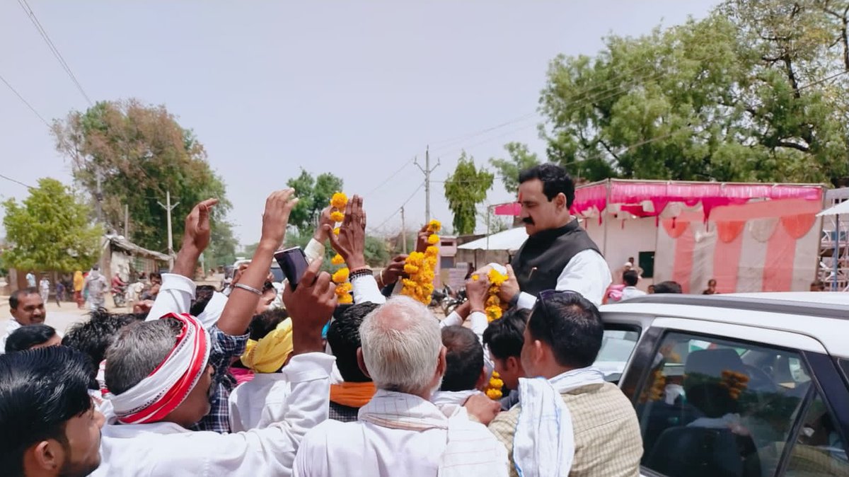 drnarottammisra's tweet photo. #दतिया के झाड़िया गांव में आत्मीय स्वागत के लिए ग्रामीणों व स्थानीय भाजपा कार्यकर्ताओं का हृदय से आभार।
#Datia https://t.co/mf7jPucetB
