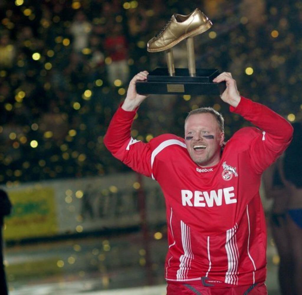 diesteissbeine's tweet photo. Ich Mai 2023 mit Conference League Trophäe https://t.co/uL7JVUg0R7