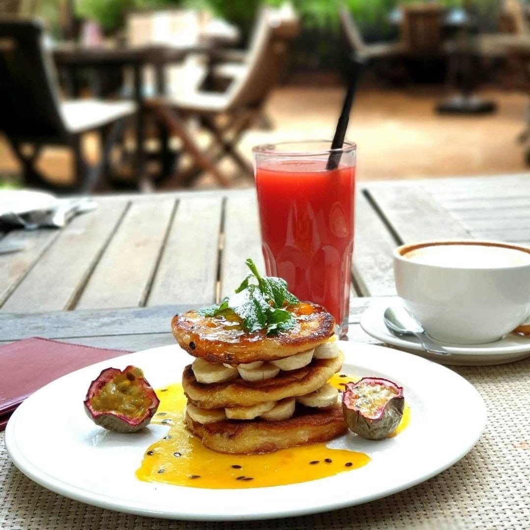 RISE &amp; SHINE ..... IT'S PANCAKE THYME! 🥞😋
Luscious layers of fluffy tropical coconut pancakes &amp; bananas drizzled with passion fruit sauce 😍
Reserve a table with us via the link in our bio and kick your weekend off on the right note!
 brunch (10am - 1pm)