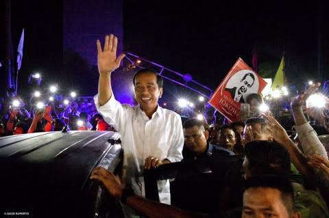 Vendra_Deje's tweet photo. Akhirnya, Jokowi harus turun juga dari posisinya, setelah massa rakyat terus menuntut.

Rakyat pun senang atas tuntutan mereka yg dipenuhi, dgn Jokowi turun dari mobilnya untuk menyalami mereka.. https://t.co/TM2AP7whQi